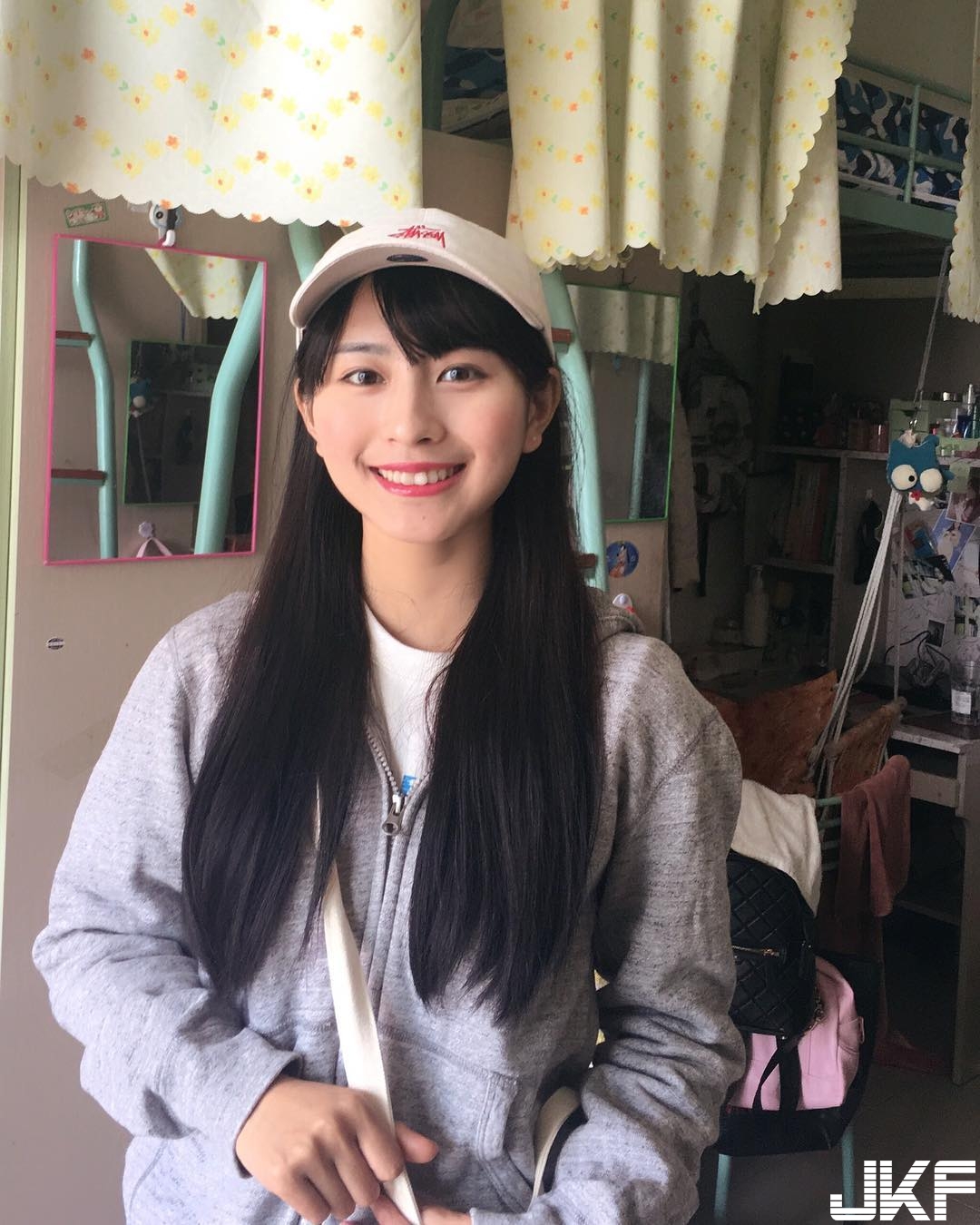 開學發現隔壁同學是「小新垣結衣」！正妹同學太可愛無法認真上課了&#8230;
