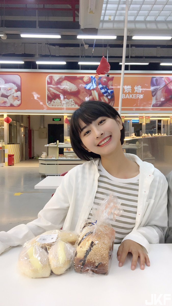 開學發現隔壁同學是「小新垣結衣」！正妹同學太可愛無法認真上課了&#8230;