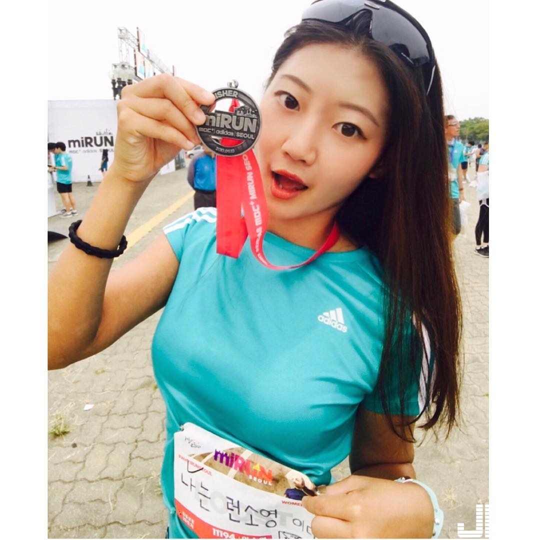 國民女神攜帶「渾圓凶器」跑上路，胸前字母快被撐爆！路人急忙閃邊讓道！