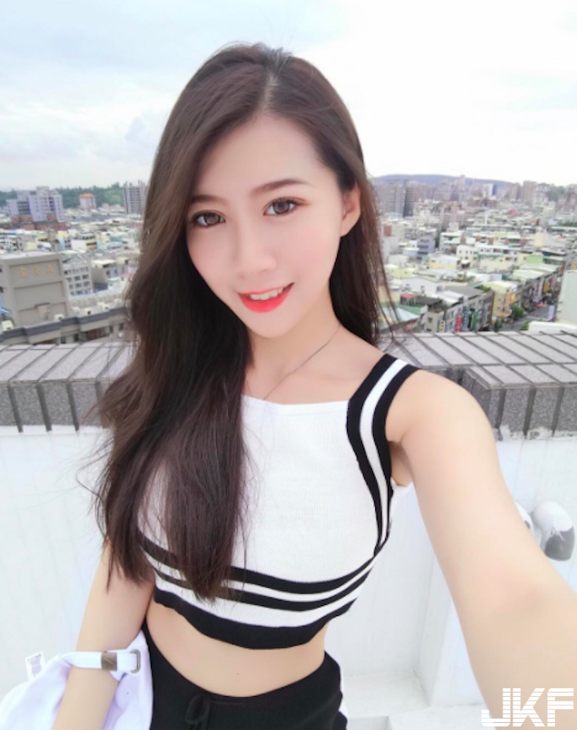 高雄火辣美胸正妹！比基尼「深溝藏不住」，逆天長腿也超養眼的！