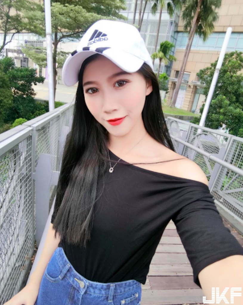 高雄火辣美胸正妹！比基尼「深溝藏不住」，逆天長腿也超養眼的！