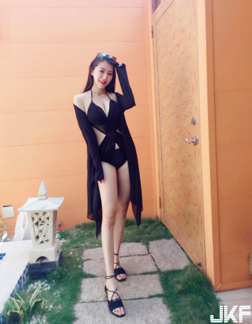 高雄火辣美胸正妹！比基尼「深溝藏不住」，逆天長腿也超養眼的！