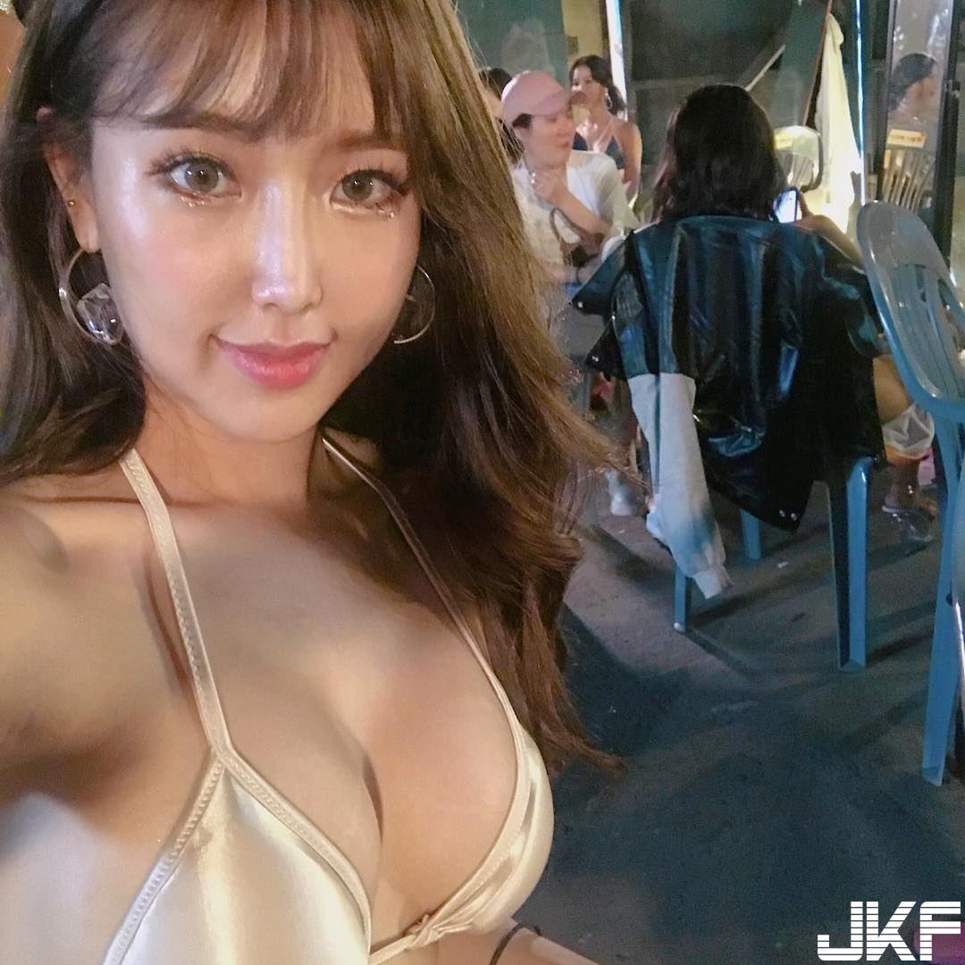 跪求一對一！美女老師上課自備「圓潤彈力球」，半透明上衣教課讓人根本無法專心…