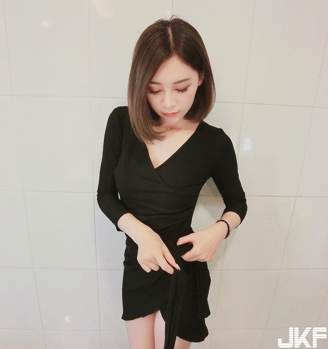 正妹也進得了廚房！性感小廚娘「解放雙峰」畫面好危險！想娶回家了…