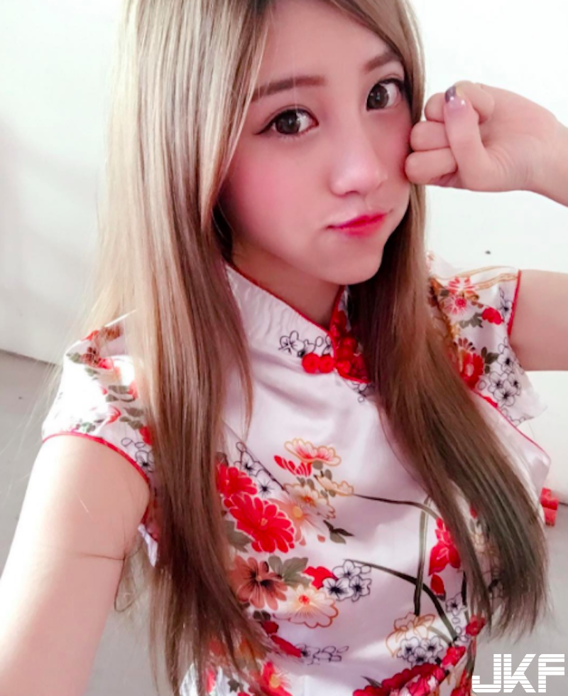 「爆乳妹子」學開飛機！「渾圓雪乳」意圖使人分心！沒想到開起船來也這麼溜～
