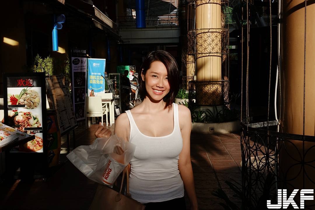 「性感姐姐」解放嫩乳用餐　「渾圓飽滿」上桌見客！最喜歡穿微透明白T！