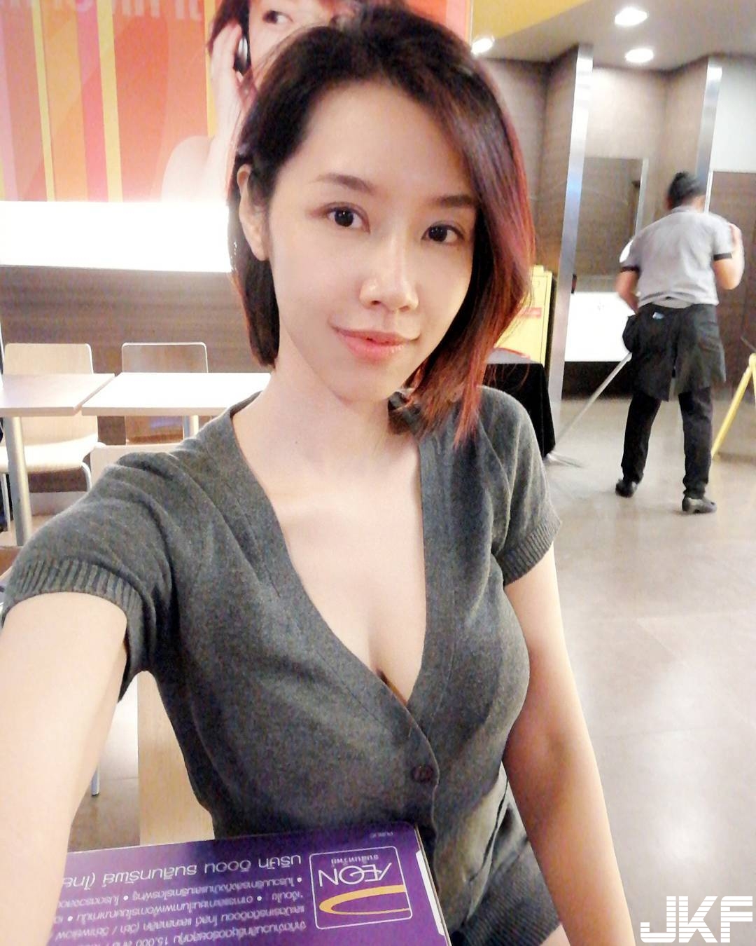「性感姐姐」解放嫩乳用餐　「渾圓飽滿」上桌見客！最喜歡穿微透明白T！