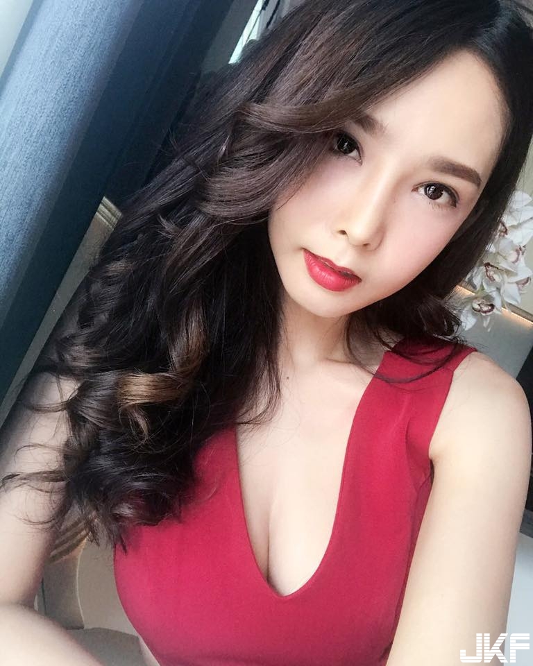 成熟的蜜桃「姐系美女」讓人檔不住！性感「雙峰相連」果然很懂男人要什麼…