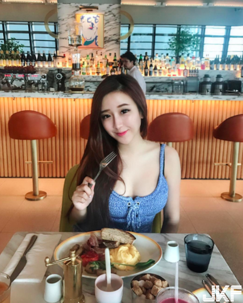 好兇！高顏值電眼「爆乳正妹」，好友還是火辣網拍老闆娘呢！