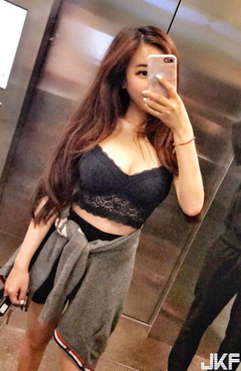 好兇！高顏值電眼「爆乳正妹」，好友還是火辣網拍老闆娘呢！