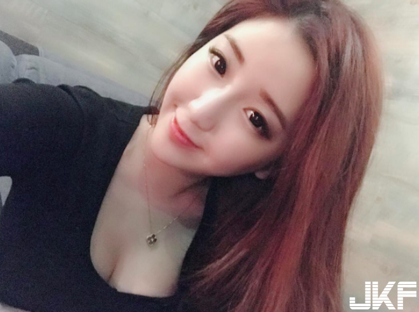 好兇！高顏值電眼「爆乳正妹」，好友還是火辣網拍老闆娘呢！