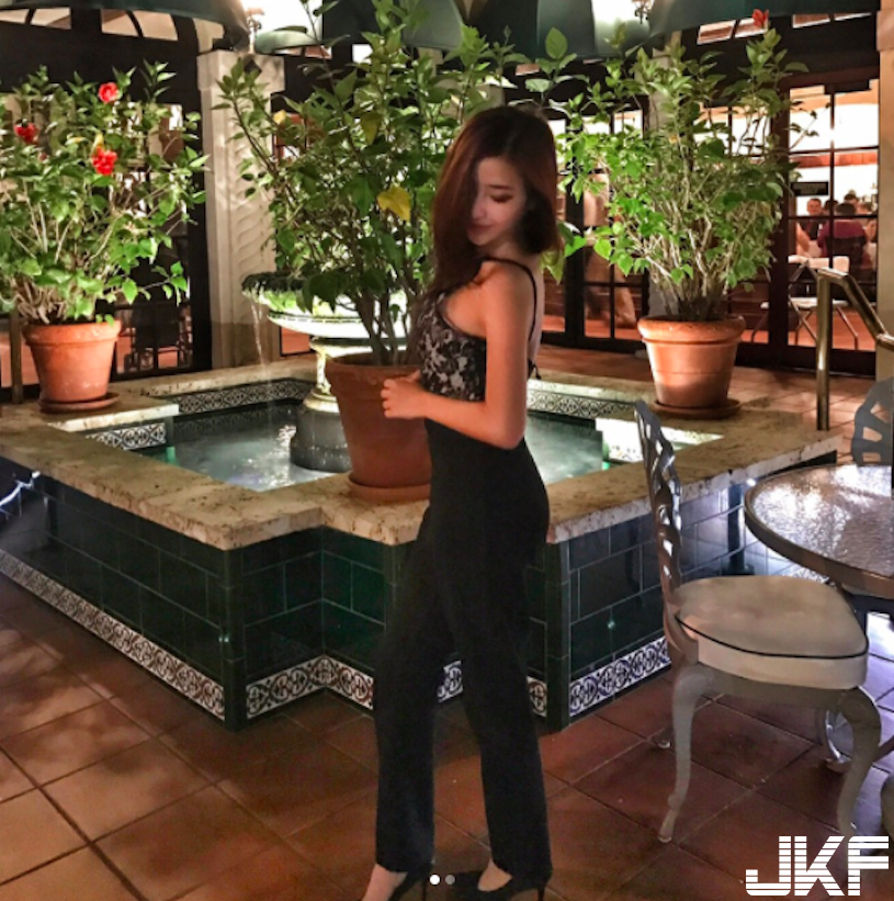 好兇！高顏值電眼「爆乳正妹」，好友還是火辣網拍老闆娘呢！