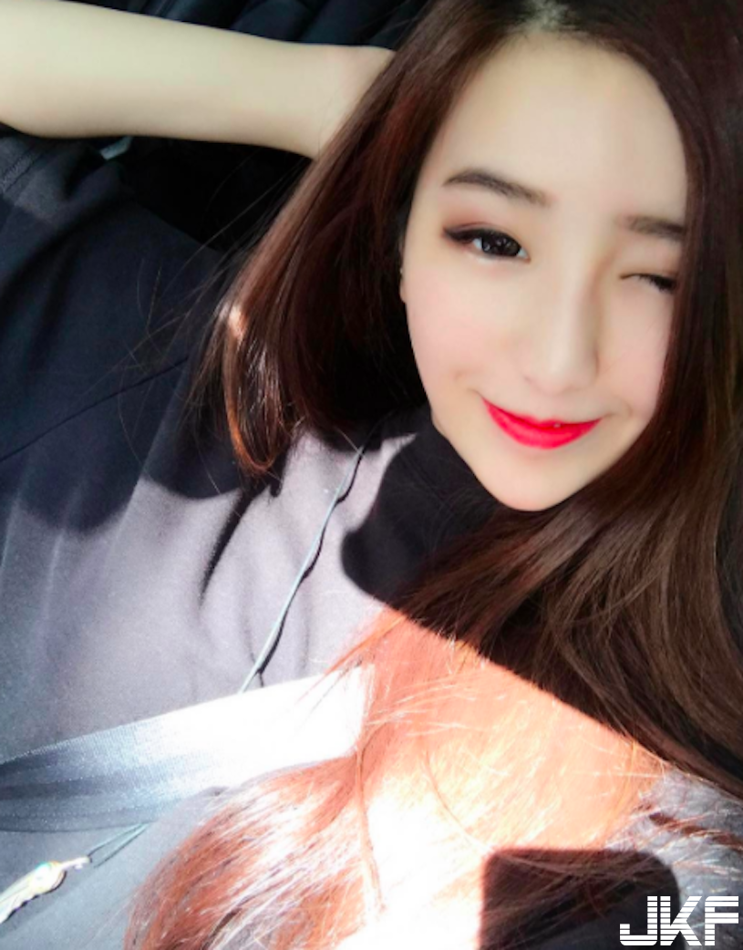 好兇！高顏值電眼「爆乳正妹」，好友還是火辣網拍老闆娘呢！