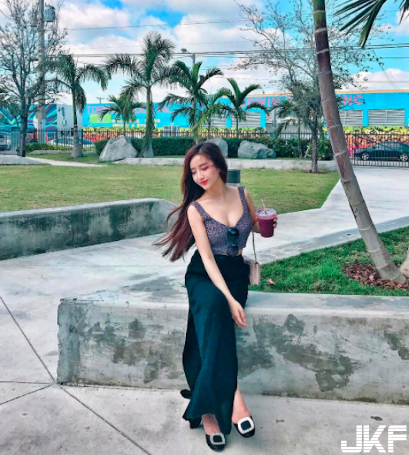 好兇！高顏值電眼「爆乳正妹」，好友還是火辣網拍老闆娘呢！