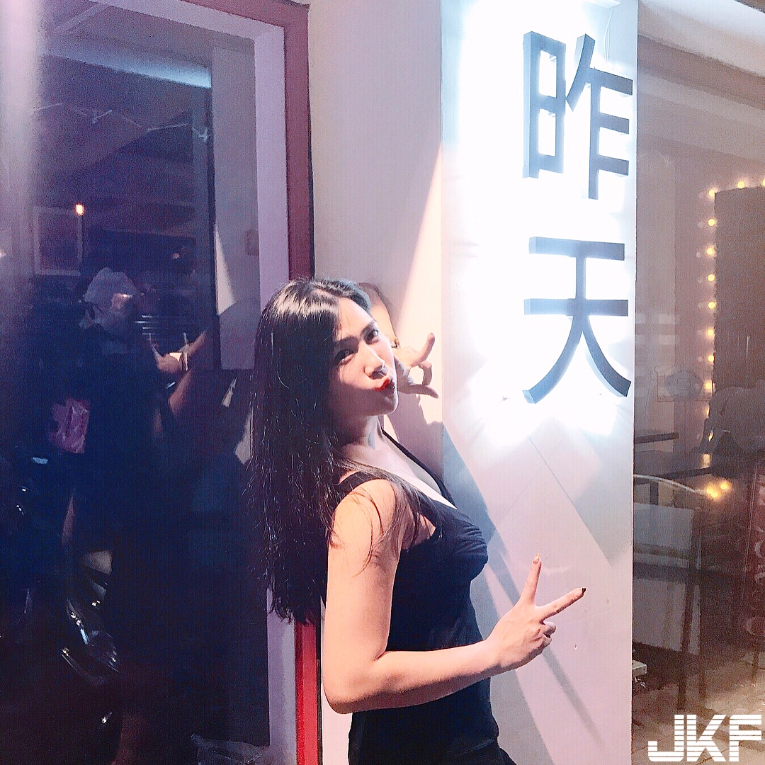 月圓奶更圓！「爆奶正妹」秀雙球陪過中秋，「超深長事業線」讓人胃口大開了！