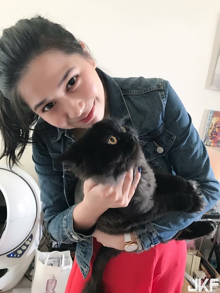 月圓奶更圓！「爆奶正妹」秀雙球陪過中秋，「超深長事業線」讓人胃口大開了！