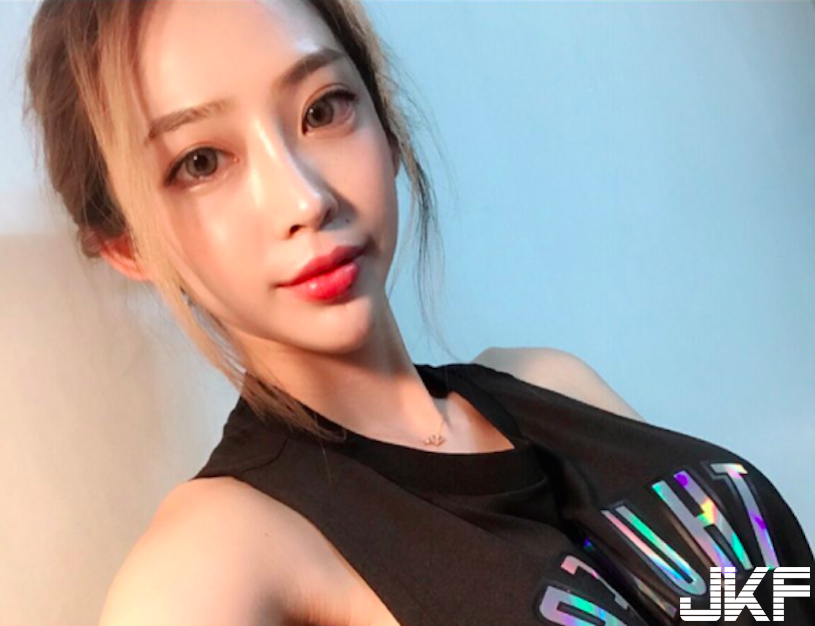 飲料店驚見「爆奶挺胸奶妹」美乳好逆天！兇猛的「用餐畫面」讓人受不了…