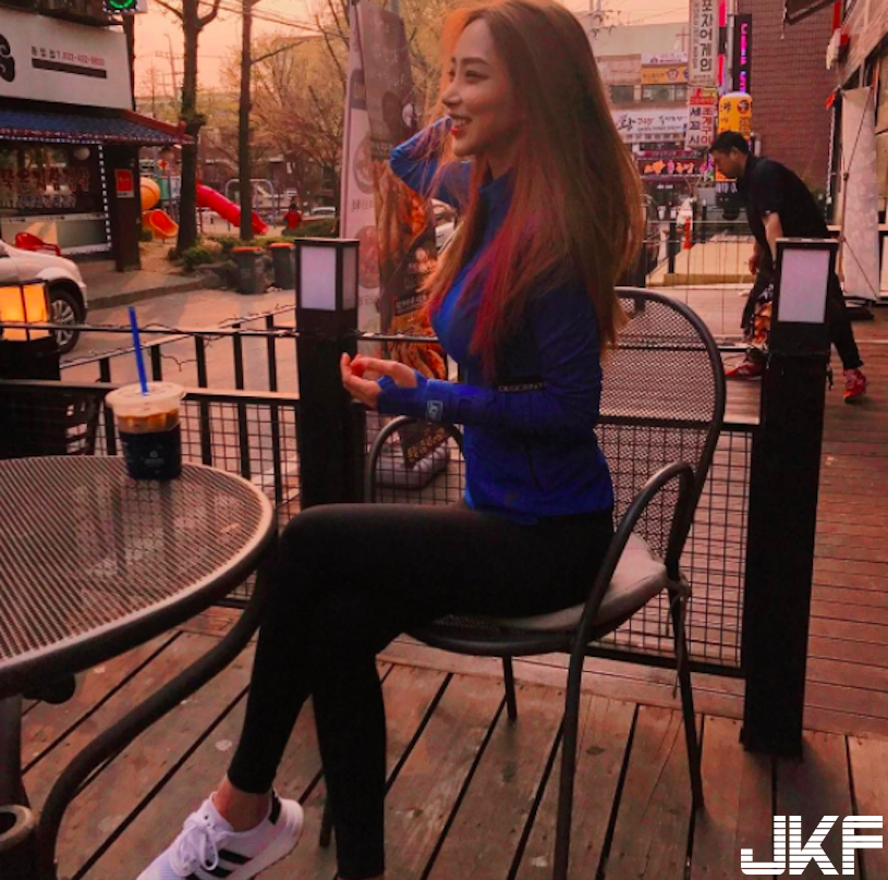 飲料店驚見「爆奶挺胸奶妹」美乳好逆天！兇猛的「用餐畫面」讓人受不了…