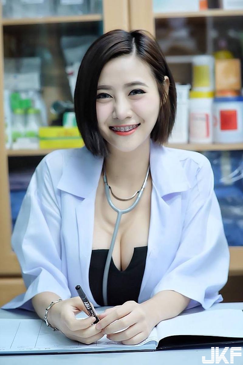 藥房出現「大奶藥劑師」！白袍下爆乳露「鮮美大肉包」！病人血壓都飆高了啦！