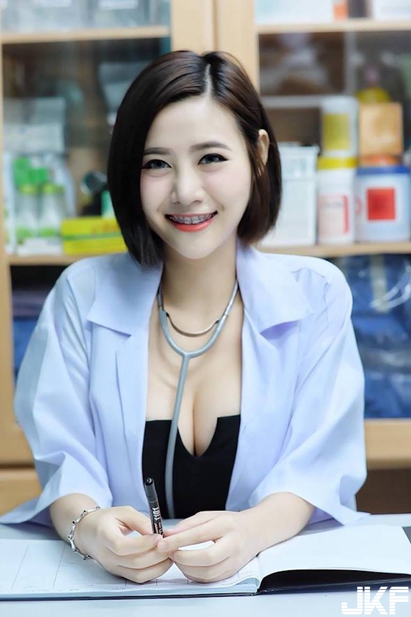 藥房出現「大奶藥劑師」！白袍下爆乳露「鮮美大肉包」！病人血壓都飆高了啦！