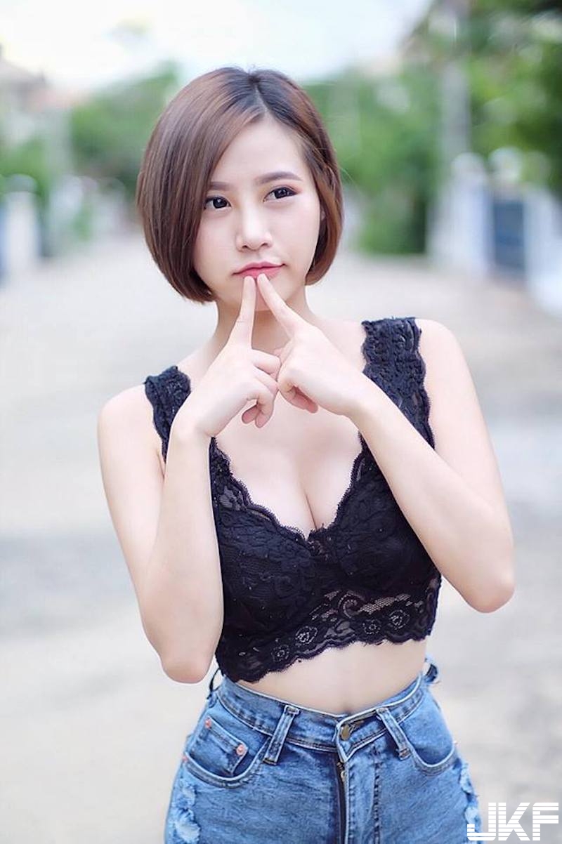 藥房出現「大奶藥劑師」！白袍下爆乳露「鮮美大肉包」！病人血壓都飆高了啦！