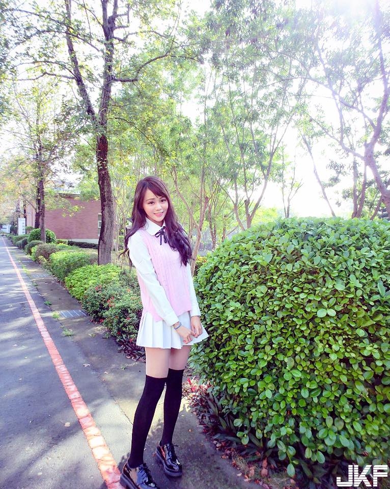 甜到蛀牙！超甜美「制服正妹」一笑媚眾生！制服下「豐滿上圍」讓人好驚喜！