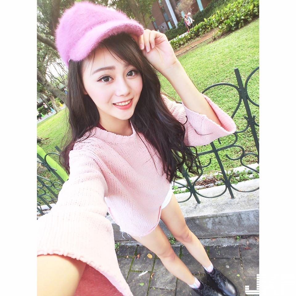 甜到蛀牙！超甜美「制服正妹」一笑媚眾生！制服下「豐滿上圍」讓人好驚喜！