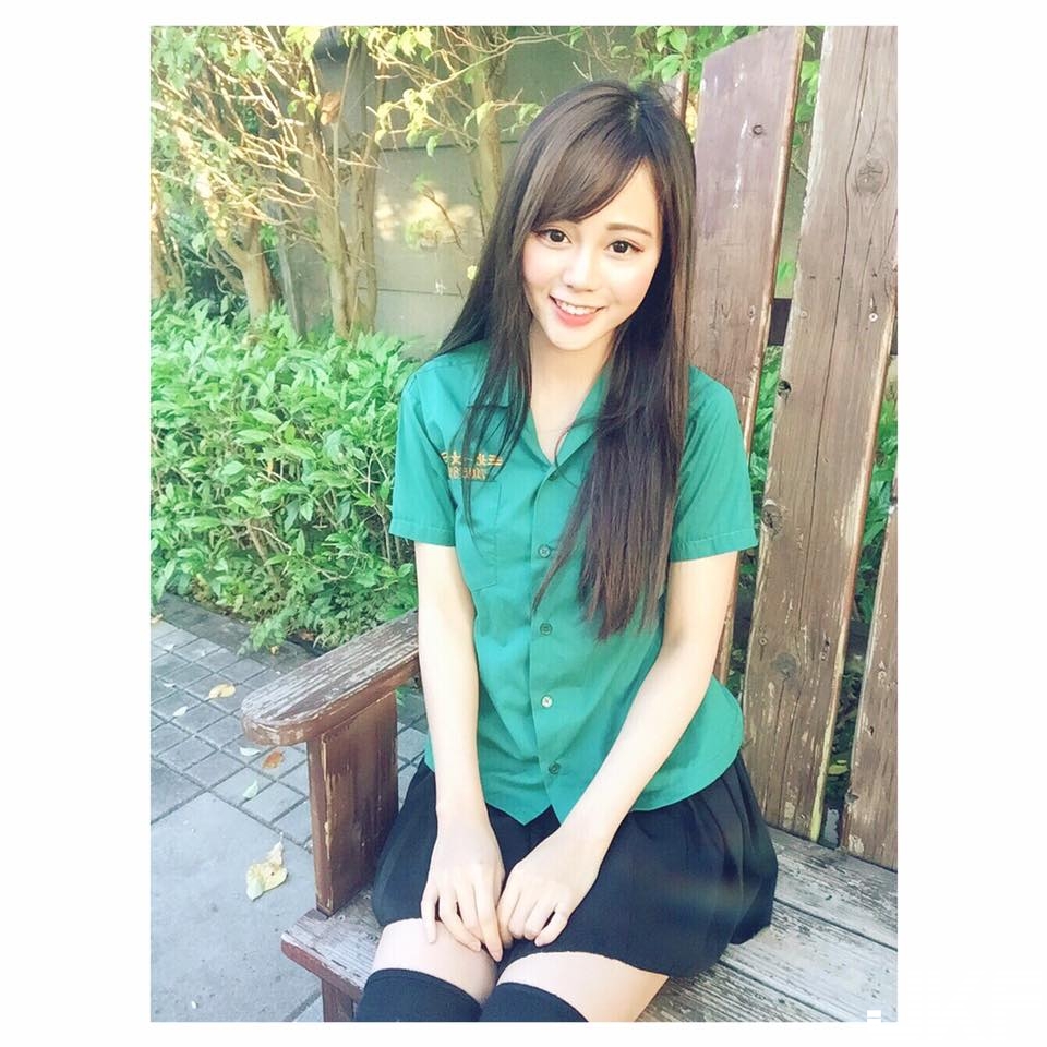 甜到蛀牙！超甜美「制服正妹」一笑媚眾生！制服下「豐滿上圍」讓人好驚喜！