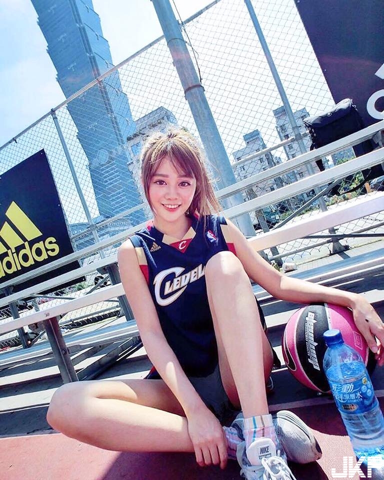 甜到蛀牙！超甜美「制服正妹」一笑媚眾生！制服下「豐滿上圍」讓人好驚喜！