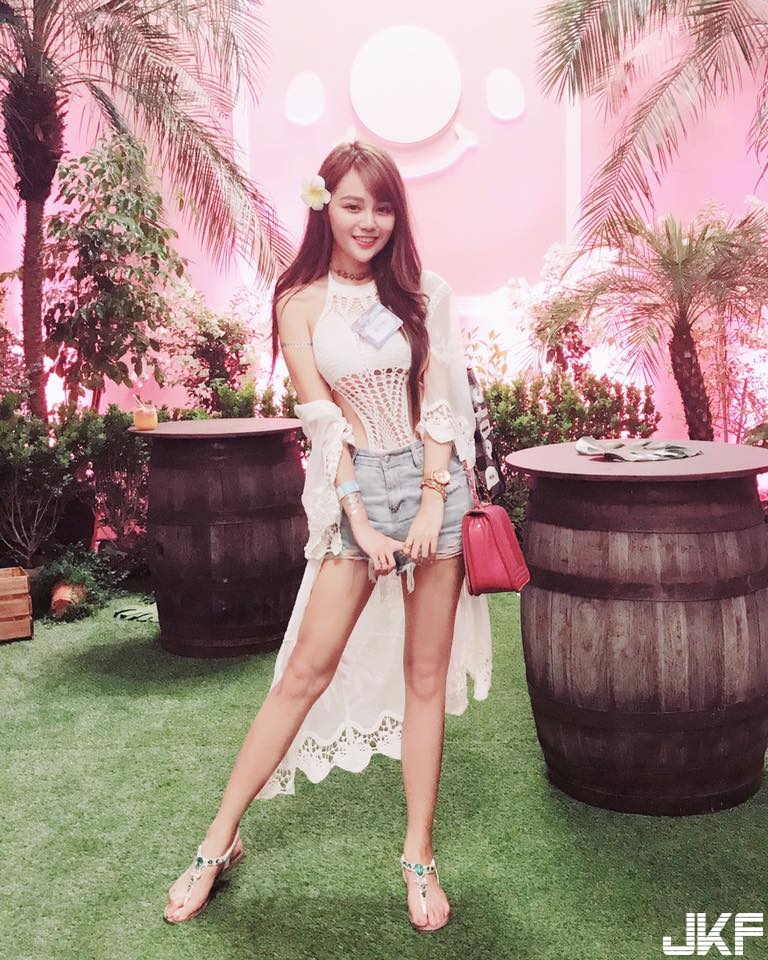 甜到蛀牙！超甜美「制服正妹」一笑媚眾生！制服下「豐滿上圍」讓人好驚喜！