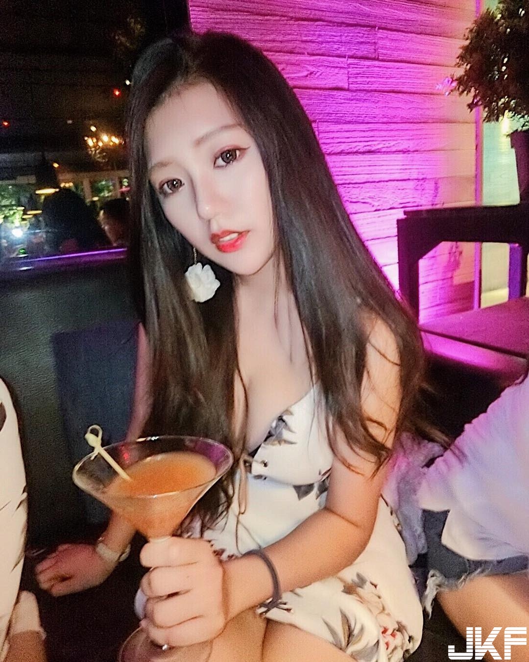 週末喝酒遇到「美乳正妹」長輩出來見人！俯瞰「上帝視角」畫面超級養眼…
