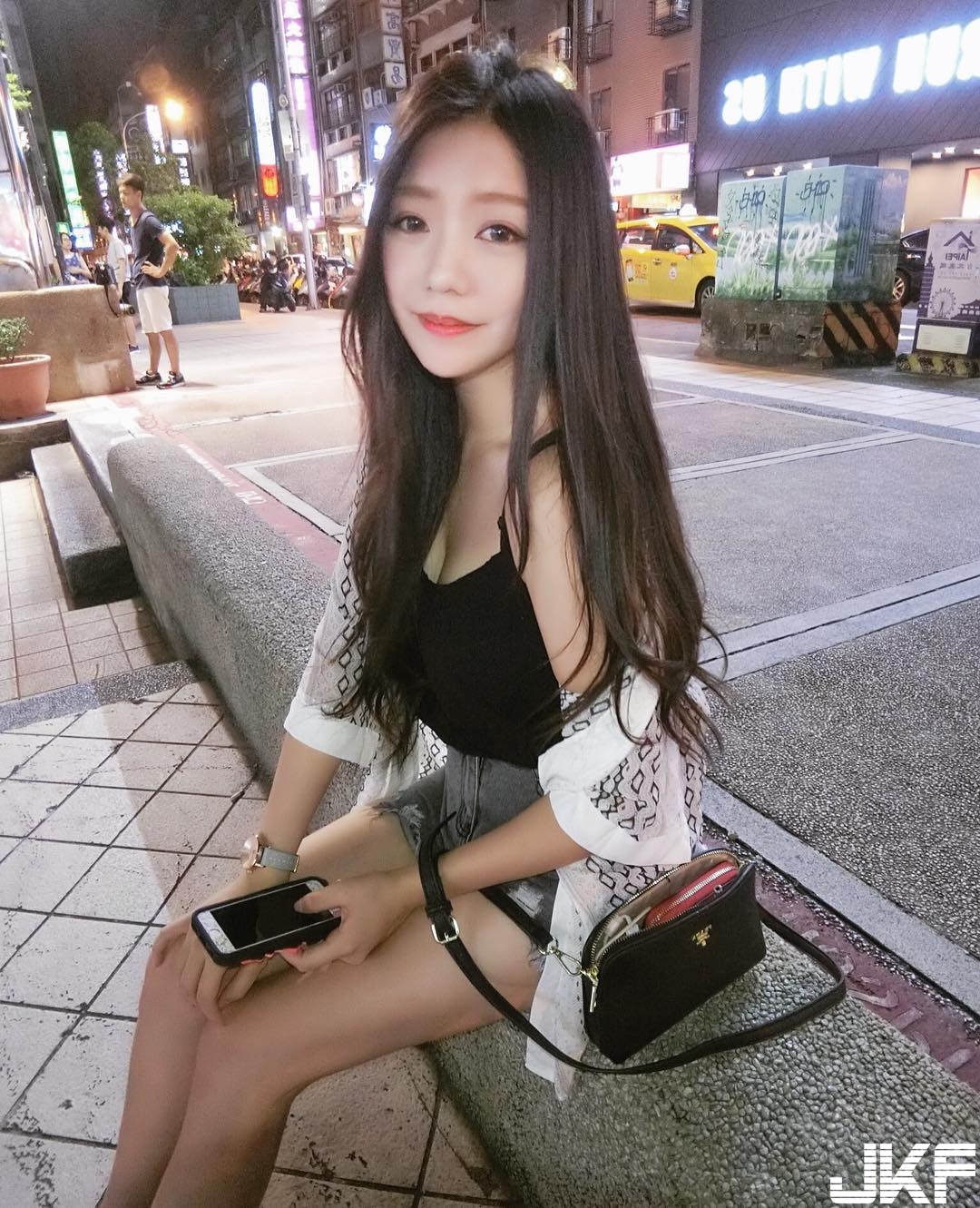 週末喝酒遇到「美乳正妹」長輩出來見人！俯瞰「上帝視角」畫面超級養眼…