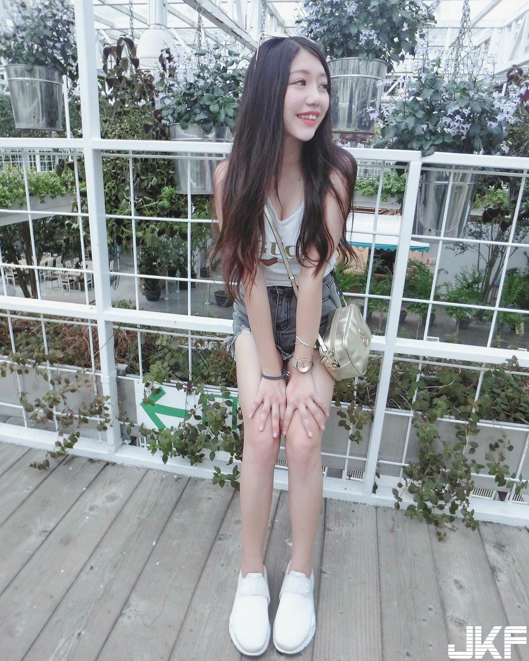 週末喝酒遇到「美乳正妹」長輩出來見人！俯瞰「上帝視角」畫面超級養眼…