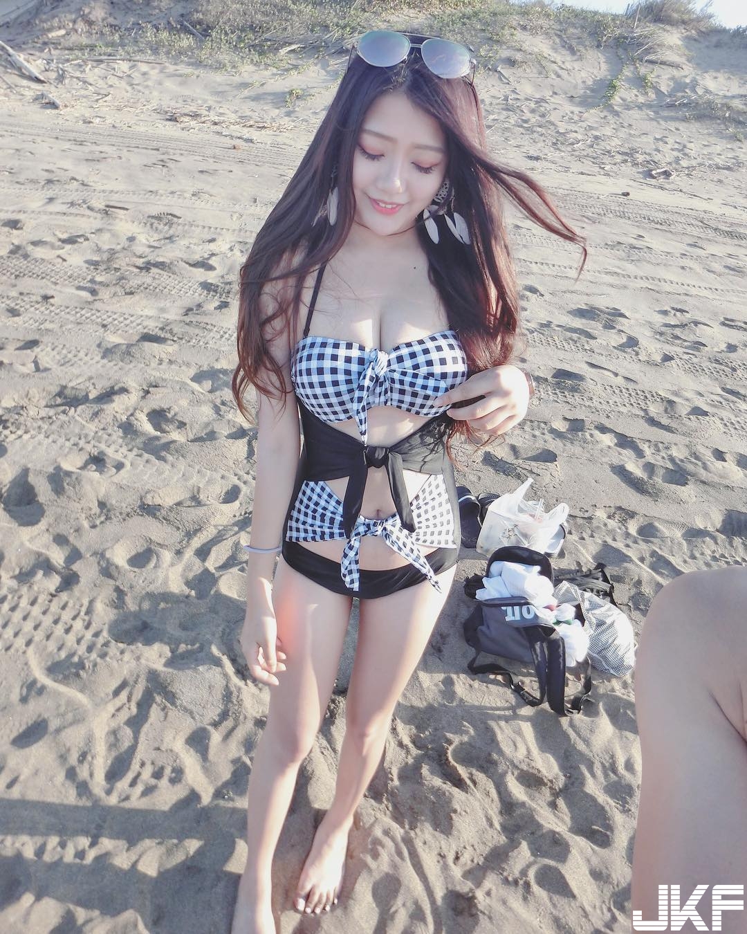 週末喝酒遇到「美乳正妹」長輩出來見人！俯瞰「上帝視角」畫面超級養眼…