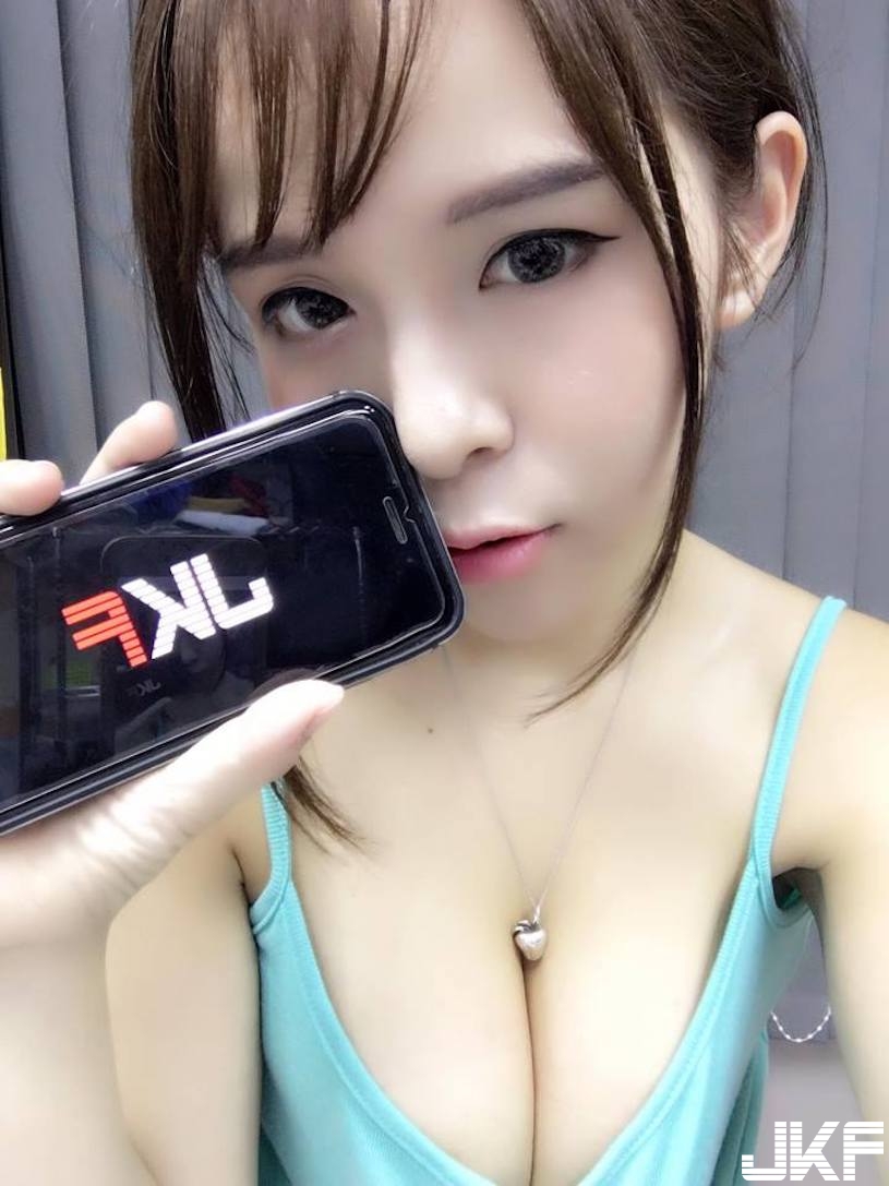 台中李毓芬「爆奶火辣自拍」，俯身彎腰「美乳快要彈出」！