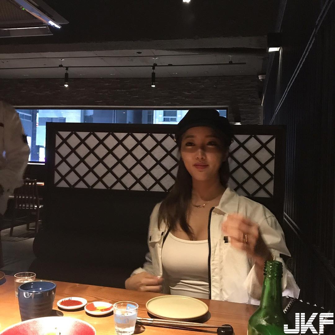 素人正妹台上展現「傲人成果」！比基尼「壓乳畫面」讓人快喘不過氣…