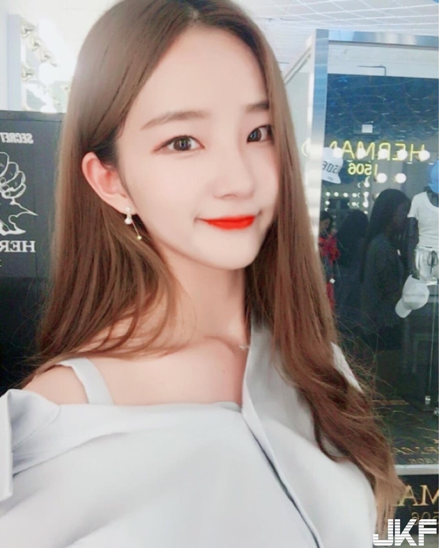 「逆天美少女」好有活力！極短迷你裙飛好高佔據版面！不少網友暴動啦！