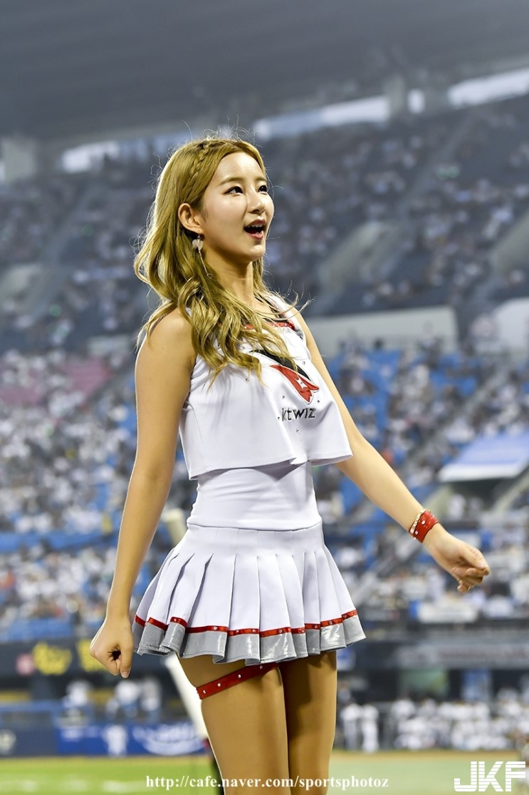 「逆天美少女」好有活力！極短迷你裙飛好高佔據版面！不少網友暴動啦！