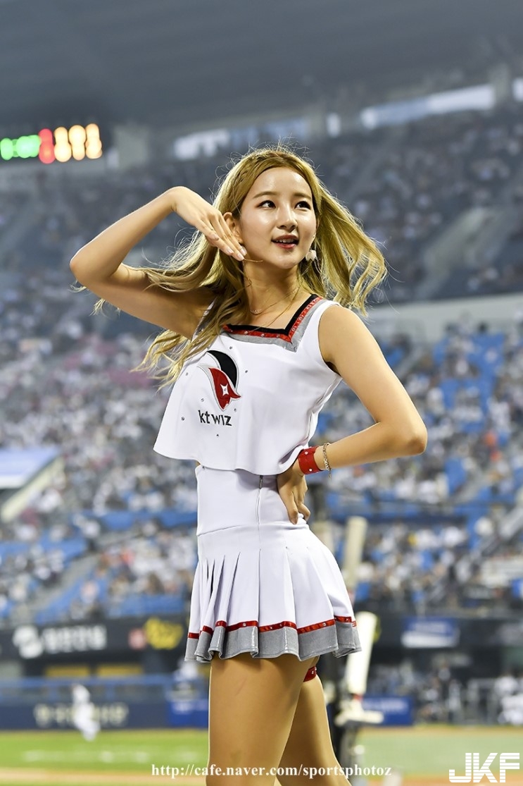 「逆天美少女」好有活力！極短迷你裙飛好高佔據版面！不少網友暴動啦！
