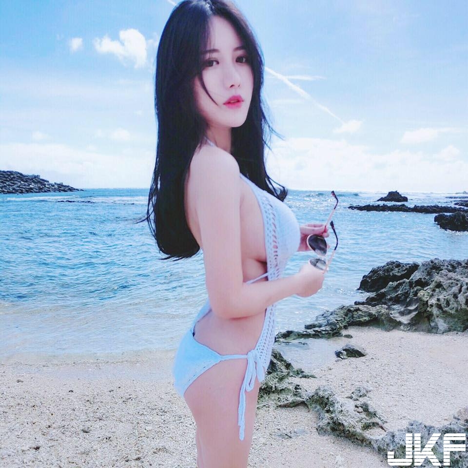 超狂野爆乳！「巨乳正妹」在海邊大秀好身材，鼻血染紅一片海！