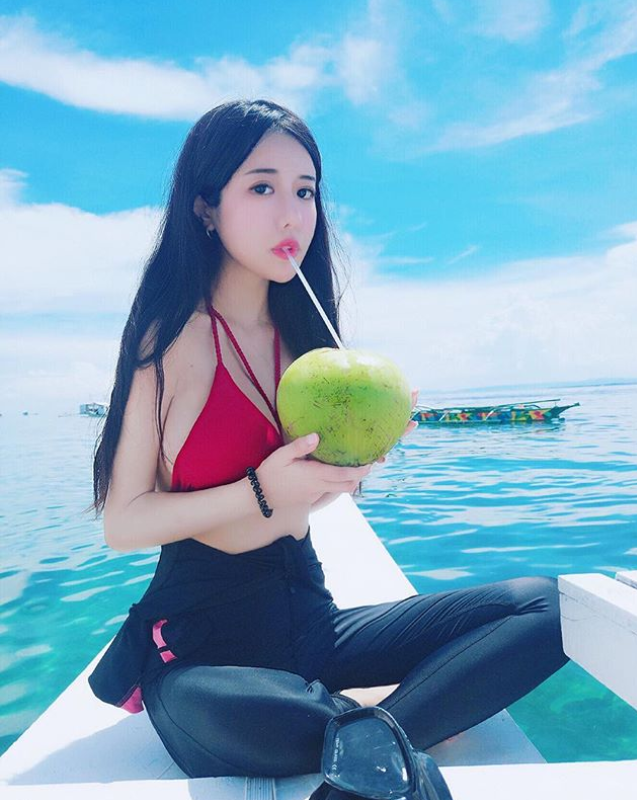 超狂野爆乳！「巨乳正妹」在海邊大秀好身材，鼻血染紅一片海！