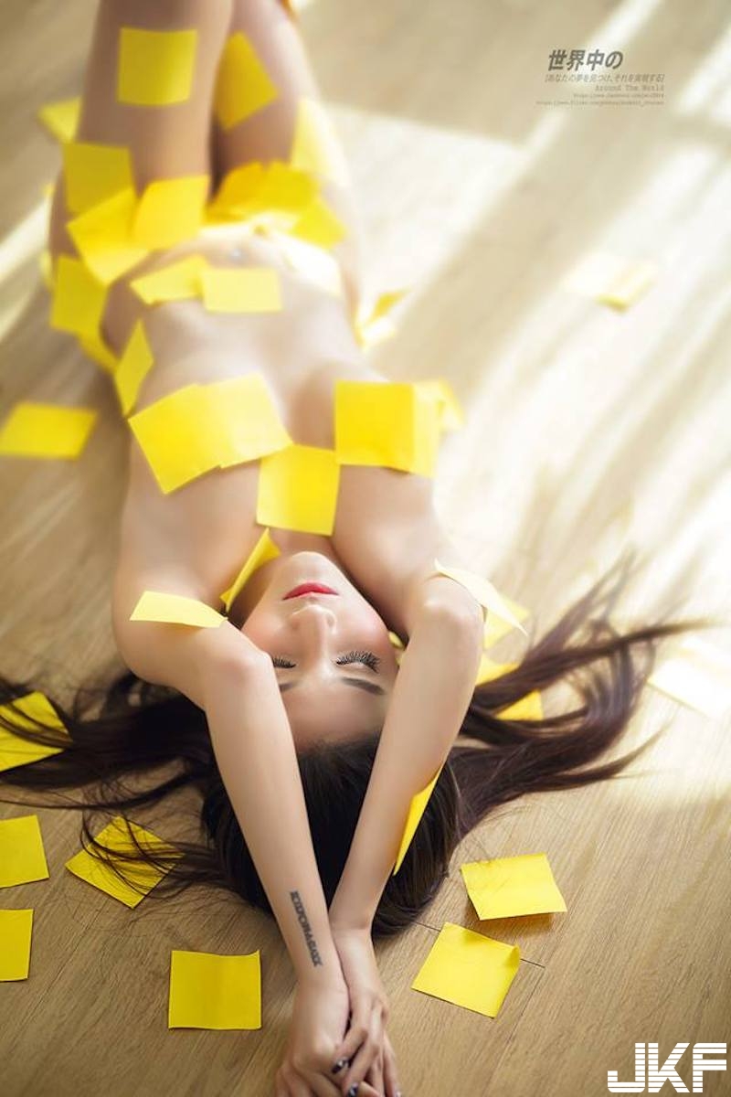 原來4「便利貼女孩」！隱藏在便利貼下的「渾圓雪奶」太狂！好想一張一張幫她撕掉&#8230;
