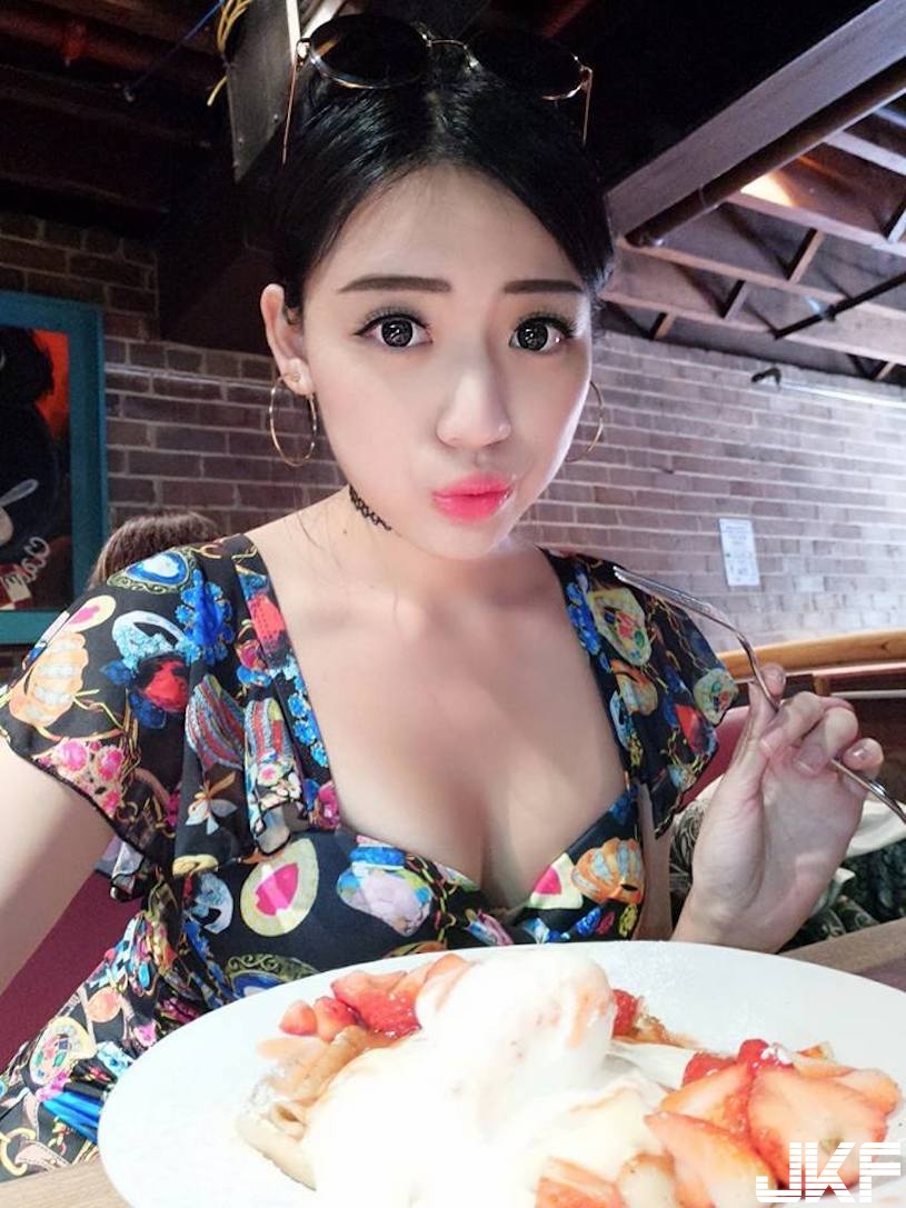 好性感！正妹「細肩帶背心」床上大秀事業線，在家「崇尚自然」造型清涼讓人受不了啊！