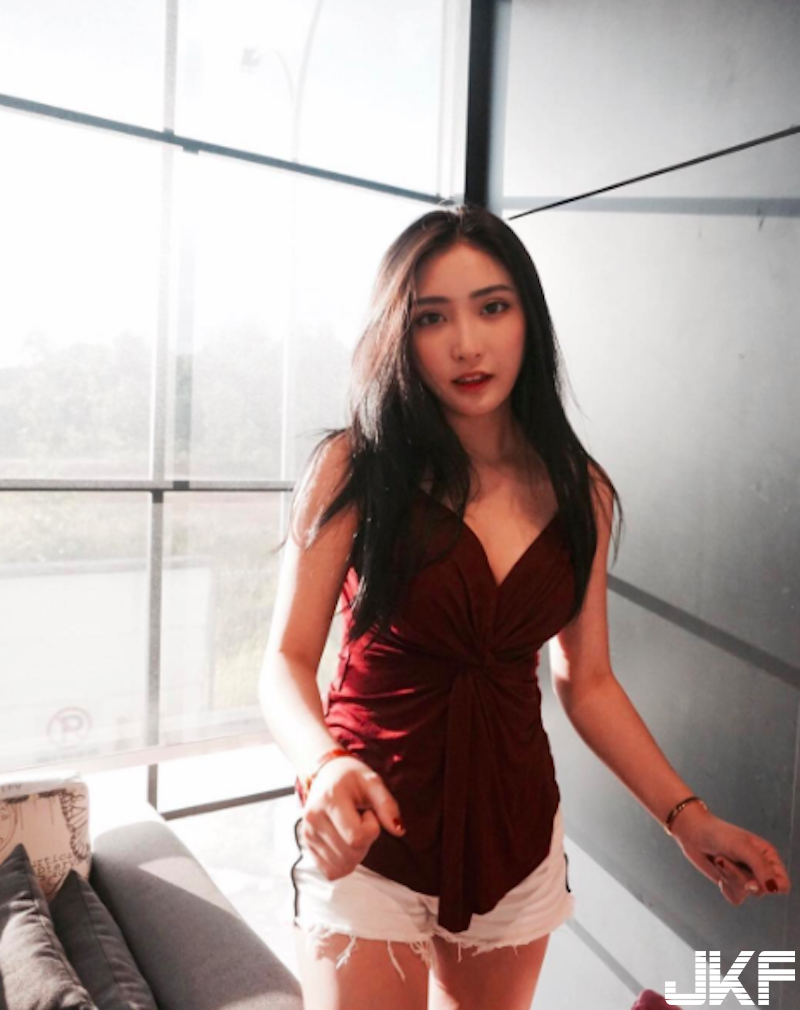 好兇的妹子！「揹帶夾奶」看起來好窒息！「低頭爆乳」的視角更棒啦！
