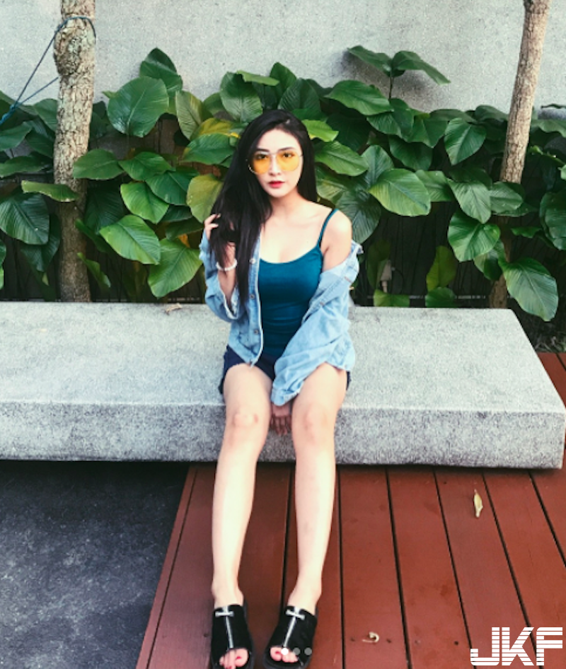 好兇的妹子！「揹帶夾奶」看起來好窒息！「低頭爆乳」的視角更棒啦！