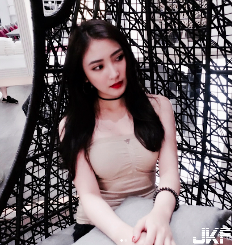 好兇的妹子！「揹帶夾奶」看起來好窒息！「低頭爆乳」的視角更棒啦！