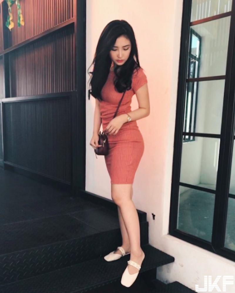 好兇的妹子！「揹帶夾奶」看起來好窒息！「低頭爆乳」的視角更棒啦！