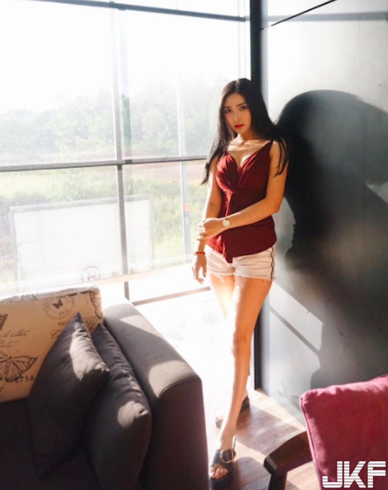 好兇的妹子！「揹帶夾奶」看起來好窒息！「低頭爆乳」的視角更棒啦！