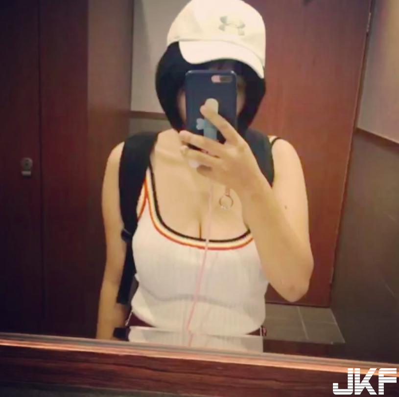 辦公室又見「美乳女同事」！貼身毛衣緊緊包覆「波濤乳浪」工作實在無法直視前方呀！