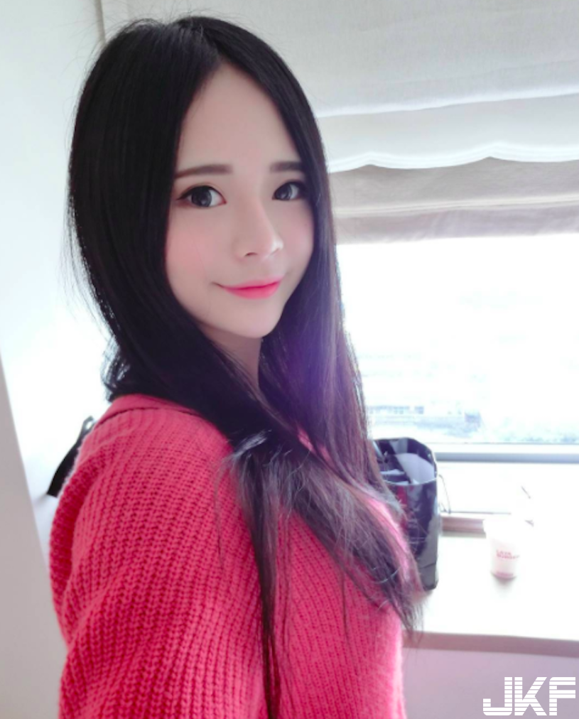 【6upoker】正妹爆奶吃滷味！胸前大挖空「視角好猖狂」，F奶讓大家都暴動了！